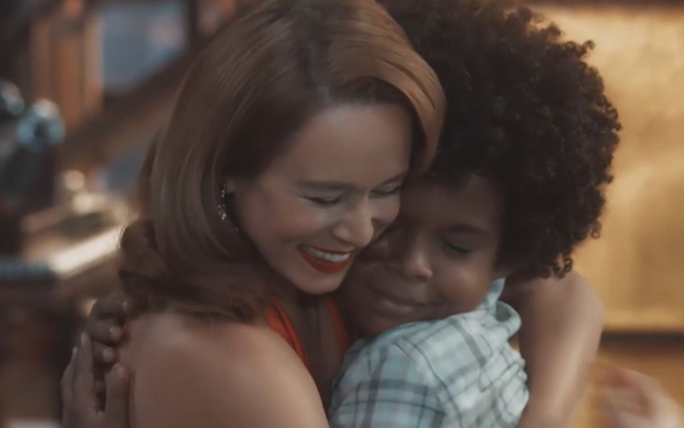 Gilda (Mariana Ximenes) abraça Marcelino (Levi Asaf) em cena da novela Amor Perfeito