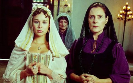 Mariana Ximenes, Ida Gomes e Elizabeth Savala estão em igreja em cena da novela A Padroeira (2001)