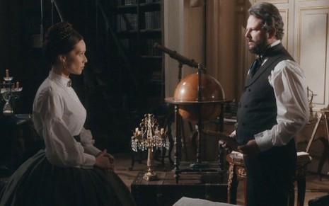 Em pé, Luísa (Mariana Ximenes) conversa com dom Pedro 2º (Selton Mello) em cena de Nos Tempos do Imperador
