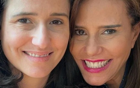 Marianna e Narcisa Tamborindeguy posam sorridentes e abraçadas