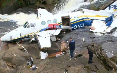 Imagem dos agentes do Cenipa durante perícia no avião que levava Marília Mendonça