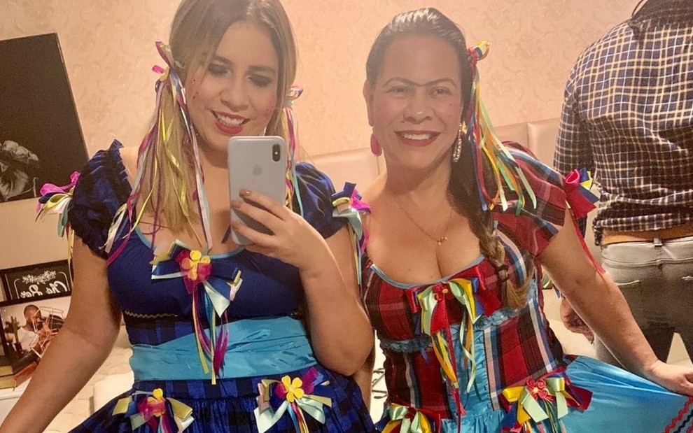 Marília Mendonça e Ruth Moreira com vestes caipiras em festa junina