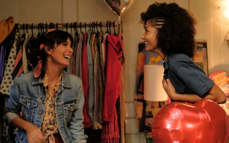 Luna (Marina Moschen) e Sabrina (Bruna Inocêncio) dão risada em cena da série No Mundo da Luna