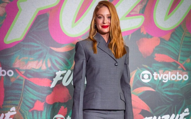 Marina Ruy Barbosa posa de blazer e short cinza na festa de Fuzuê
