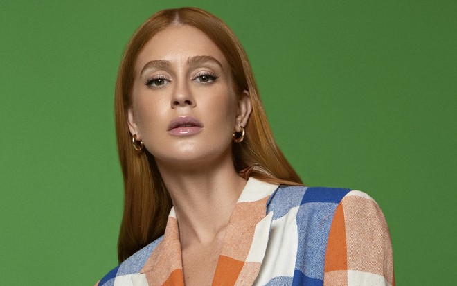 Marina Ruy Barbosa com um vestido colorido