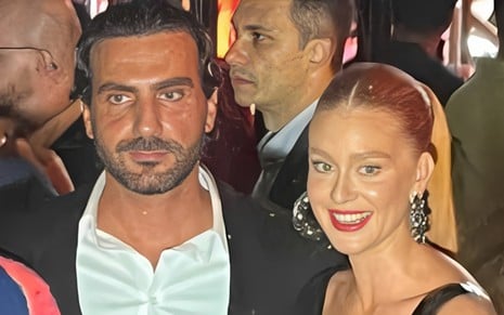 Abdul Fares e Marina Ruy Barbosa estão lado a lado e posam para foto em evento