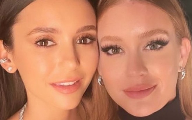 Nina Dobrev e Marina Ruy Barbosa fazem selfie juntas