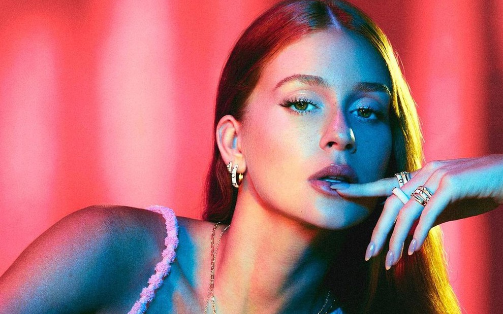 Marina Ruy Barbosa está posando com o dedo na boca