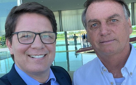 Mario Frias e Jair Bolsonaro sorriem em foto publicada no Instagram