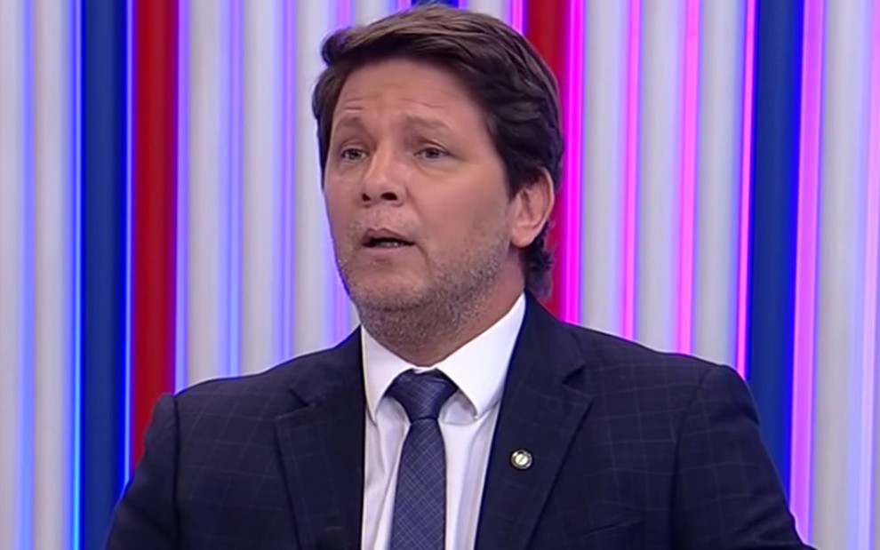 Mario Frias em entrevista à RedeTV!; o ex-Malhação virou reú por detonar Marcelo Adnet na internet