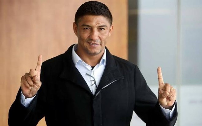 Imagem de Mário Jardel apontando os dedos indicadores para cima