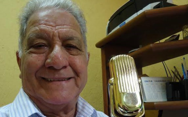 Mário Monjardim exibe o troféu do Primeiro Prêmio de Dublagem Carioca