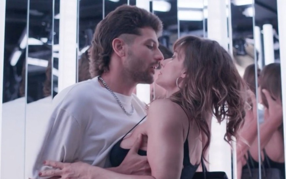 Mark (Kelner Macêdo) tenta beijar Aline (Paula Burlamaqui) em cena da novela Verdades Secretas 2