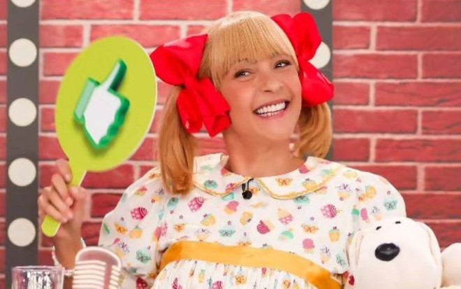 Marlei Cevada caracterizada como personagem no Programa Silvio Santos, sorrindo