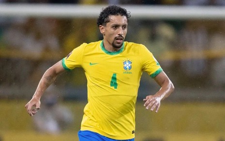Marquinhos, do Brasil, jogando com uniforme amarelo com detalhes verdes