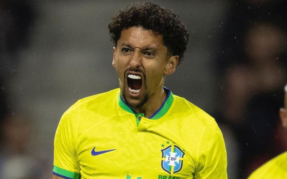 Marquinhos, do Brasil, em campo com uniforme amarelo com detalhes verdes