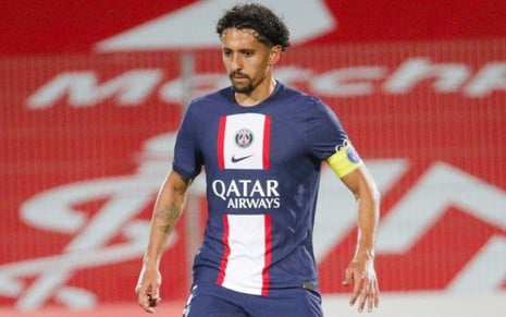 Marquinhos, do PSG, em campo pelo clube com uniforme azul com faixas vermelhas e branca