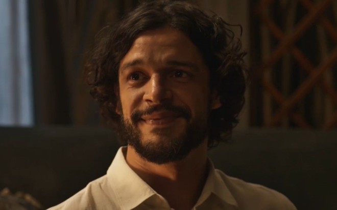 Pedro Lamin com expressão sorridente em cena como Maruan na novela Mar do Sertão