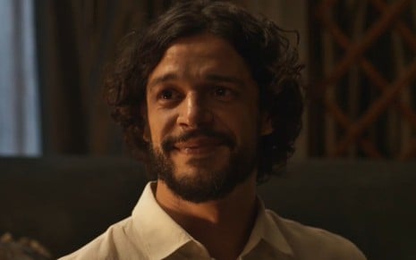 Pedro Lamin com expressão sorridente em cena como Maruan na novela Mar do Sertão