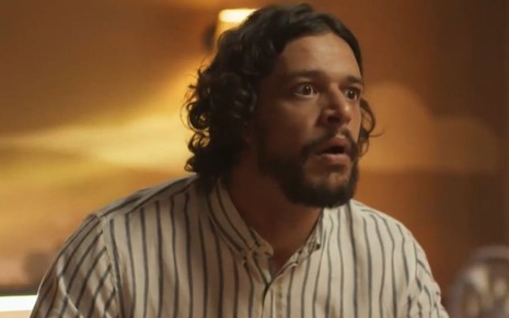 Pedro Lamin com expressão de choque em cena como Maruan na novela Mar do Sertão