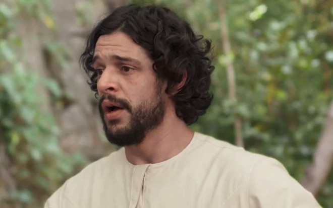 Pedro Lamin com expressão de tristeza em cena como Maruan na novela Mar do Sertão