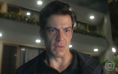 Mateus Solano com expressão de susto em cena como Guilherme da novela Quanto Mais Vida, Melhor!