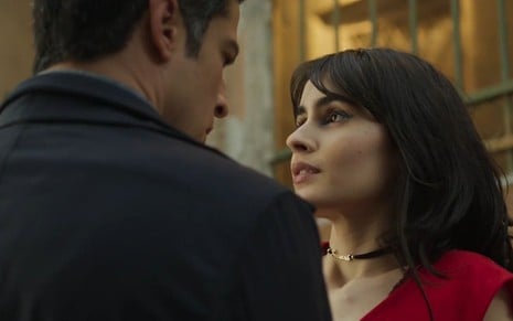De costas, Guilherme (Mateus Solano) olha para Flávia (Valentina Herszage) em cena da novela Quanto Mais Vida, Melhor!