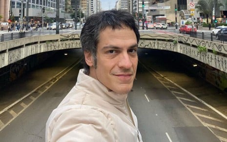 Mateus Solano em foto publicada no Instagram; é uma selfie dele, sério, em frente à Avenida Paulista