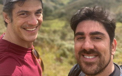 Mateus Solano e Marcelo Adnet em selfie, com paisagem ao fundo, no Instagram