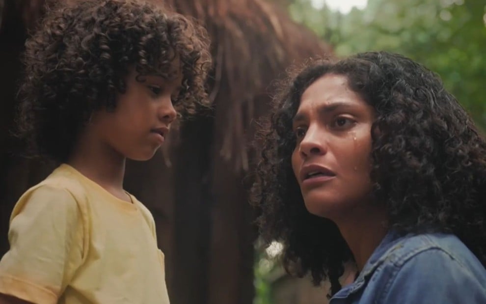 João (Matheus Assis) olha para Aline (Barbara Reis), que chora, em cena da novela Terra e Paixão