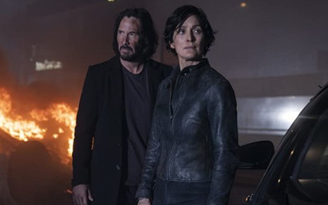 Keanu Reeves e Carrie-Anne Moss em cena de Matrix: Resurrections