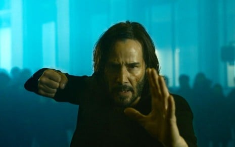 Keanu Reeves em sua primeira imagem como Neo em Matrix 4