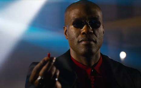 Yahya Abdul-Mateen 2º segura pílula em cena do trailer de Matrix 4