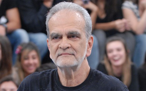 Maurício Kubrusly com expressão séria e usando camiseta preta