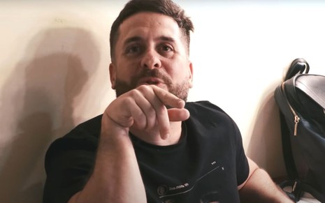 Comediante Maurício Meirelles em vídeo publicado no YouTube; ele usa camiseta preta