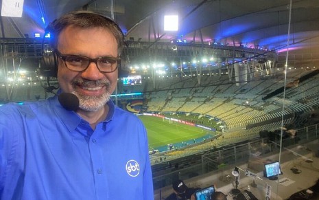 Mauro Beting com uma camisa azul e usando óculos, no Maracanã, antes da final da Copa América entre Brasil e Argentina