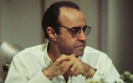 Mauro Mendonça com expressão séria em cena como Jurandir na novela Champagne (1983)