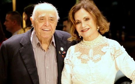 Mauro Mendonça e Rosamaria Murtinho sorridentes em foto