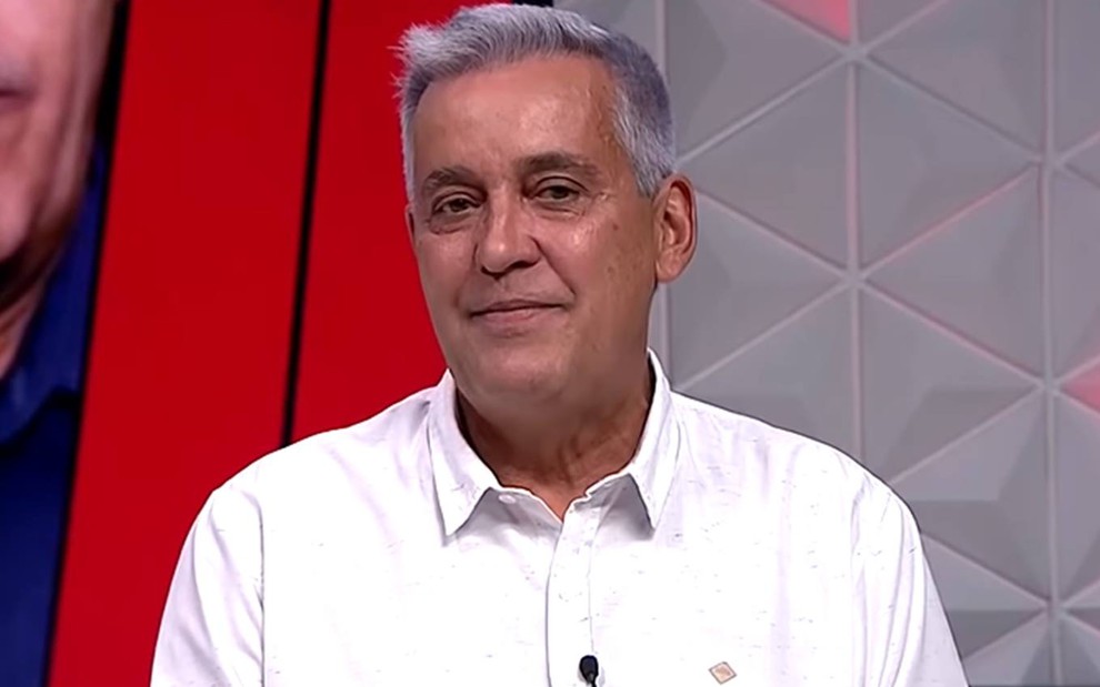 Mauro Naves com uma camisa branca e um sorriso durante um programa na ESPN