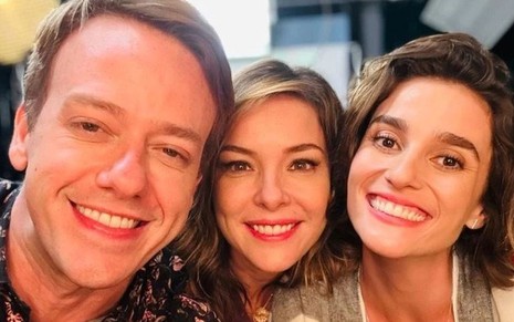 Pablo Sanábio, Regiane Alves e Priscila Sztejnman fazem uma selfie nos bastidores de Vai na Fé