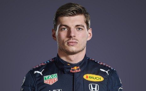 Max Verstappen com uma expressão séria e olhando para a câmera em uma foto oficial