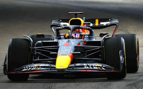 Imagem do carro de Max Verstappen em treino para o GP de Barcelona, na Espanha