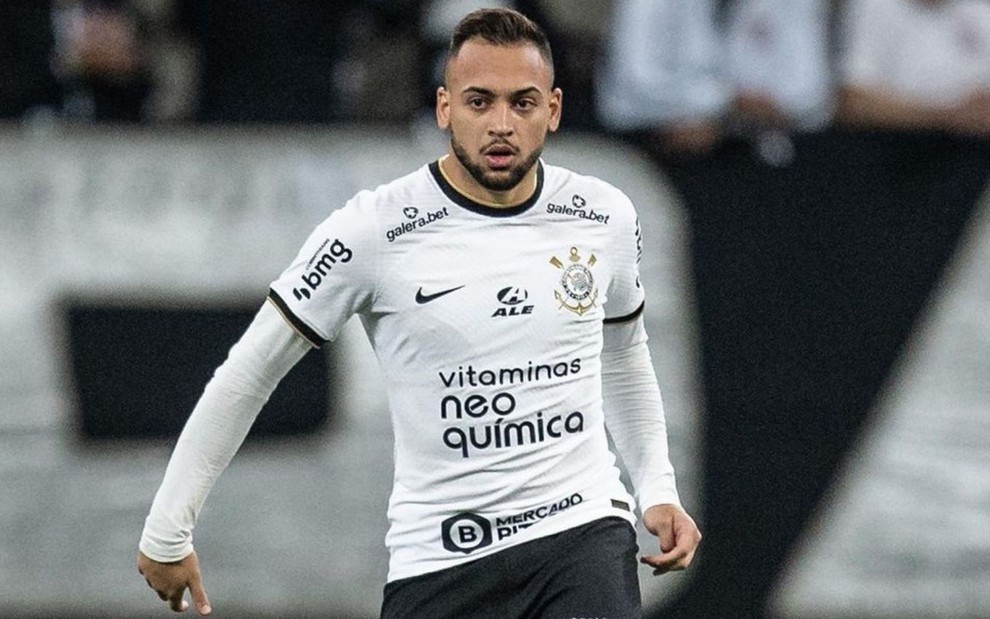 Maycon, do Corinthians, joga pelo clube com uniforme branco com detalhes pretos