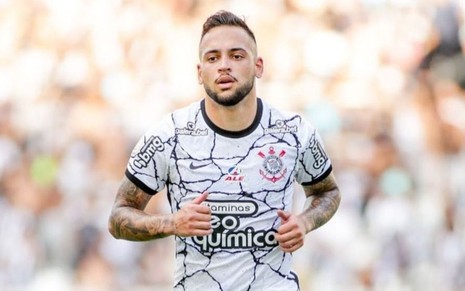 Maycon, do Corinthians, joga pelo clube com uniforme branco com detalhes pretos