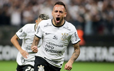 Maycon, do Corinthians, comemora gol pelo clube com uniforme branco