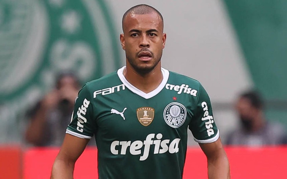 Mayke, do Palmeiras, em campo vestindo uniforme inteiro verde