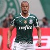 Mayke, do Palmeiras, em campo vestindo uniforme inteiro verde