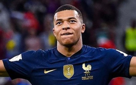 Kylian Mbappé, da França, em campo vestindo uniforme azul escuro