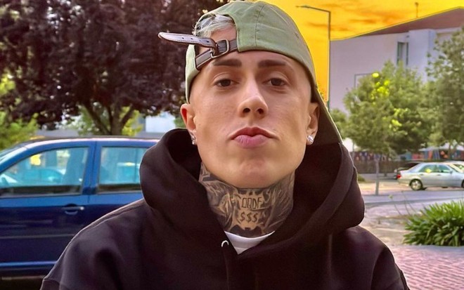 MC Daniel com moletom preto e boné para trás
