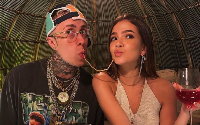 MC Daniel e Mel Maia dividem um fio de espaguete com a boca
